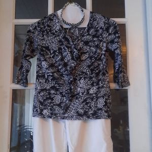 Black and white size "S" 3/4 length sleeves blouse